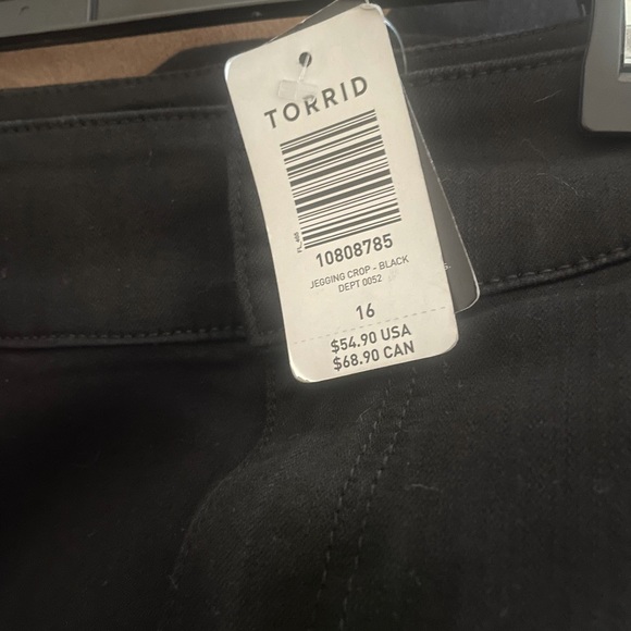 NWT Torrid black jegging rolled cuff crops. - Picture 2 of 12